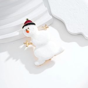 Modische Weihnachts-Schneemann-Brosche mit rotem Hut und goldenen Metallarmen im Display