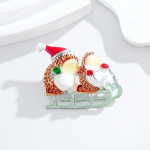 Broche de Noël hérisson en émail représentant d'adorables animaux sur un traîneau vert