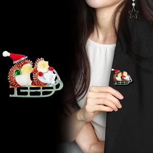 Broche de hérissons de Noël sur un traîneau avec émail coloré sur un blazer noir