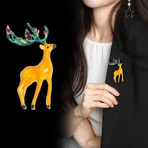 Broche de Noël cerf dessin animé orange avec bois verts pour vestes de femmes