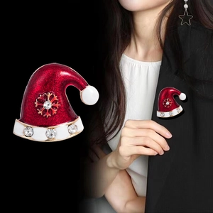 Broche bonnet de Noël avec motif flocon et strass vue sur mannequin et gros plan