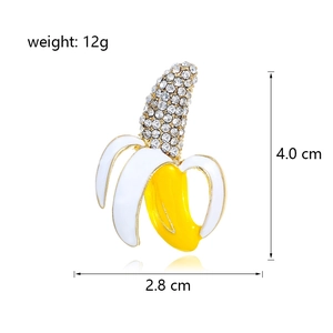 Broche banane créative avec émail jaune et strass blancs étincelants de qualité