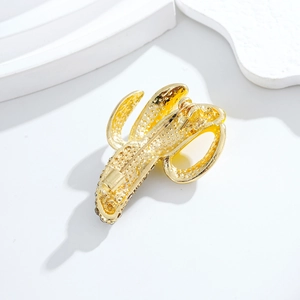 Broche banane créative en alliage doré avec dos texturé et fermoir épingle de sûreté