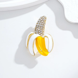 Broche banane créative avec strass étincelants et finition émaillée plaquée or
