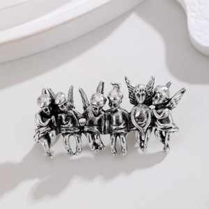 Vintage silberne Engelsbrosche mit sechs kleinen Engeln und oxidiertem Metallrelief