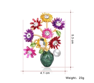 Detail view of retro daisy brooch with enamel flowers and size dimensions
