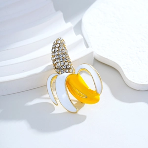 Broche banane créative avec émail jaune et strass scintillants sur métal doré