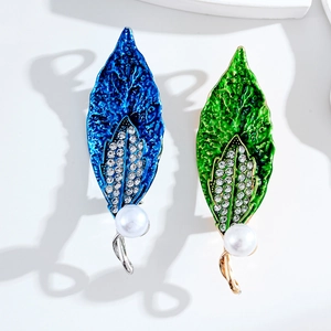 Elegant double-layer leaf brooch set with sparkling rhinestones and white pearls