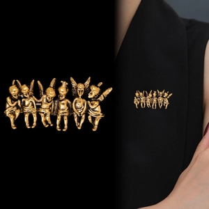 Vintage-Engel-Brosche in Gold mit sechs Putten am Model und im Detail gezeigt