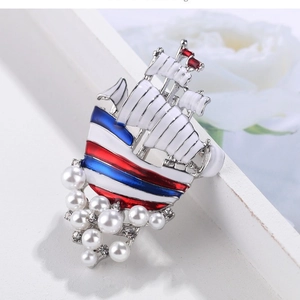 Spilla a vela elegante con smalto a strisce rosso bianco blu e perle bianche lucide