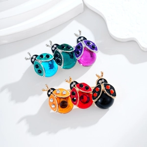 Set di sei spille a forma di coccinella colorate con placcatura in oro e strass