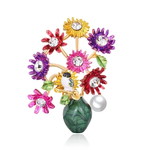 Vintage-Blumenstrauß-Brosche mit bunten Emaille-Blüten und einer großen Perle