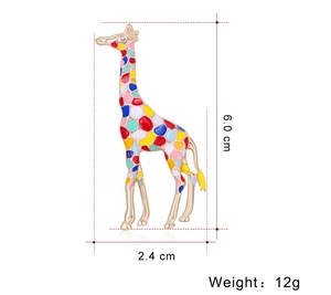 Vue détaillée de la broche girafe en émail avec dimensions 6,0cm par 2,4cm sur fond blanc