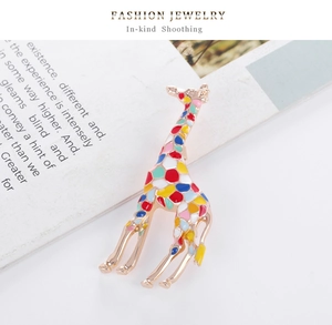Détail d'une broche girafe colorée avec de l'émail vibrant sur un support en alliage