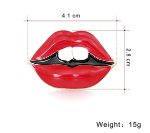Détails de la broche lèvres rouges montrant les dimensions 4.1 cm x 2.8 cm et son poids