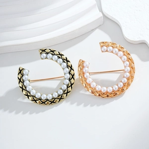 Vintage C-shaped quilted brooch set with pearls and gold finish for women's shirts