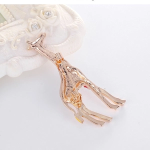 Broche girafe en alliage doré avec émail jaune montrant le fermoir au dos du bijou