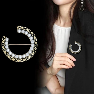 Vintage quilted C-shape brooch with pearls and gold alloy for elegant shirt styling
