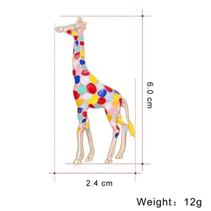 Broche girafe colorée en émail et alliage doré de dimensions 6,0 cm sur 2,4 cm