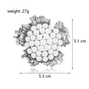 Broche fleur argentée élégante avec perles, 5,3 cm, idéale pour tailleurs et manteaux