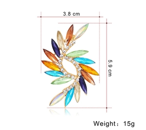 Détails d'une broche feuille en cristal coloré mesurant 5,9 cm de haut et 3,8 cm de large