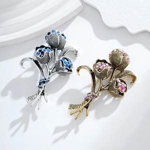 Spille vintage a mazzo di rose con cristalli in argento e oro su basi di pietra bianca