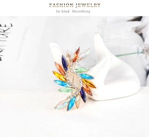 Détails de la broche incurvée avec des pierres marquises multicolores et base dorée