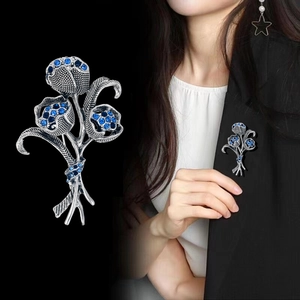 Spilla fiore di rosa in argento vintage con strass blu navy per abiti da sera eleganti