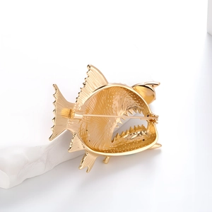 Broche piraña dorado creativo con diseño dentado y cierre de alfiler seguro