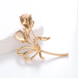 Gouden tulp broche met de veiligheidssluiting en details van het gepolijste metaal