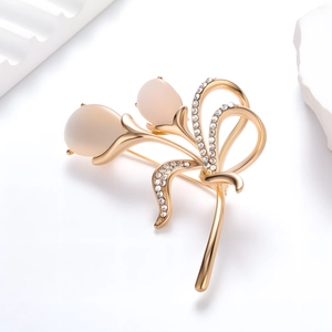 Elegante gouden tulp broche met kattenoogstenen en fonkelende kristallen accenten