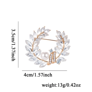 Broche couronne dorée élégante avec cristaux marquise et perle blanche sur fond blanc