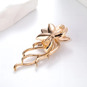 Élégante broche fleur dorée avec œil de chat montrée sous un angle de vue arrière