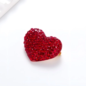 Elegant red crystal heart brooch in gold metal plating for romantic women's fashion