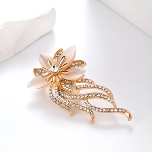 Vue détaillée d'une broche florale avec pétales d'opale et pampilles en diamants