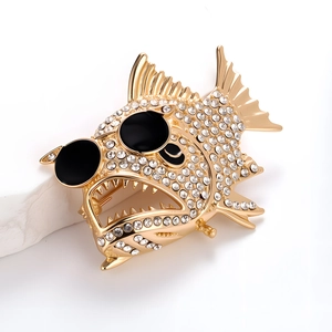 Broche de piraña creativo con gafas de sol, base dorada y diamantes de imitación claros