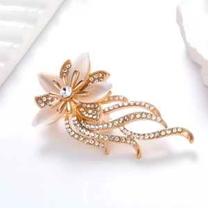 Broche orchidée dorée élégante avec pétales en opale et cristaux brillants de luxe