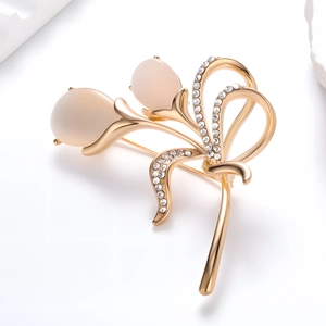 Broche tulipe dorée élégante avec pétales d'opale rose et accents de cristal brillants