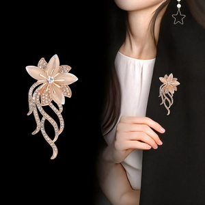 Broche fleur orchidée en opale rose élégante avec zircons et ruban doré scintillant