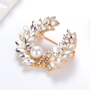 Broche blé dorée élégante avec cristaux marquise scintillants et une perle blanche