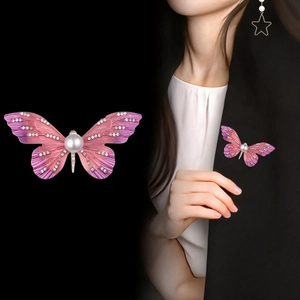 Eleganter Farbverlauf Schmetterling Brosche mit Perlen und Zirkonia auf schwarzem Grund