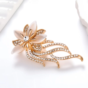 Broche fleur dorée élégante avec pétales en œil de chat et zircons pour manteaux