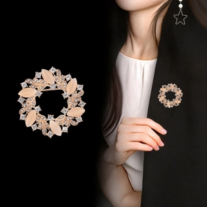 Élégante broche couronne en or rose avec pierres œil-de-chat et cristaux pour femmes