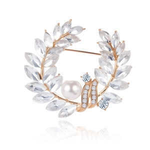 Élégante Broche Couronne de Fleurs et Feuilles en Alliage de Zinc Fausse Künstliche Perle Strass Or Rose pour Femme Chandail Manteau