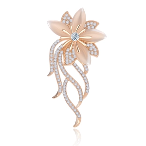 Broche orchidée élégante en or rose avec pétales en œil de chat et strass brillants