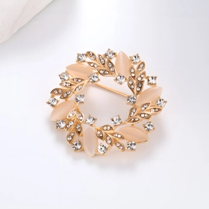 Broche couronne dorée élégante avec pierre œil de chat et cristaux brillants