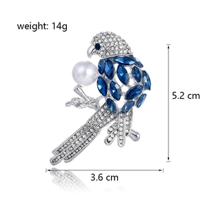 Broche oiseau exquise avec cristaux bleus et perle, taille 5,2 cm x 3,6 cm