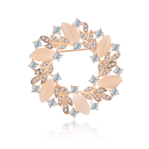 Broche couronne opale or rose élégante avec cristaux brillants sur fond blanc pur