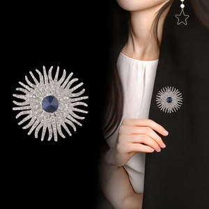 Broche tournesol élégante en alliage argenté avec strass blancs et pierre centrale bleue