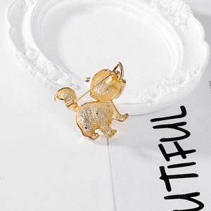 Mignonne broche animal dorée avec fini texturé mat et épingle de sûreté sécurisée